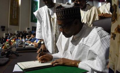 Muhammadu Buhari firma la adhesión de Nigeria al tratado comercial, este domingo en Niamey (Níger).