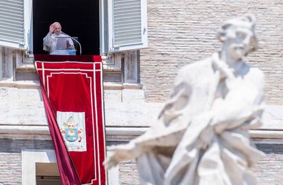 El papa Francisco, durante su rezo dominical del Angelus.