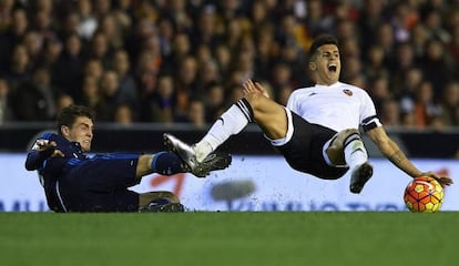 Kovacic zancadillea a Cancelo.