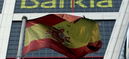 Una bandera de Espa&ntilde;a ondea ante la sede de Bankia en Madrid. EFE/Archivo