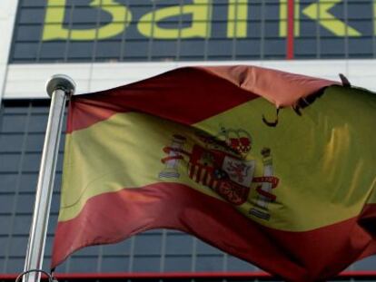 Una bandera de Espa&ntilde;a ondea ante la sede de Bankia en Madrid. EFE/Archivo