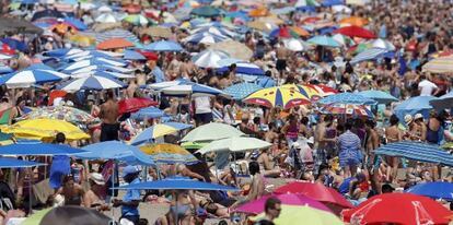 Ba&ntilde;istas en la playa de la Malvarrosa, en Valencia. 