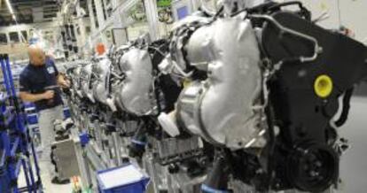 Un empleado de Volkswagen trabaja en una cadena de montaje de motores diésel MDB en la planta que la fabricante de coches tiene en Salzgitter (Alemania). EFE/Archivo