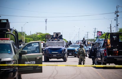 Policías y soldados en la sindicatura de Costa Rica, al sur de Culiacán, tras un enfrentamiento con civiles, el 9 de septiembre.