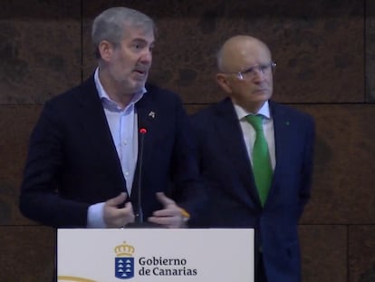 El presidente del Gobierno de Canarias, Fernando Clavijo, esta mañana junto al presidente de Binter, Rodolfo Núñez.