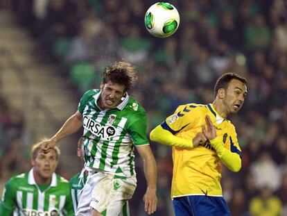 El bético Rubén Pérez salta por el balón con Deivid.