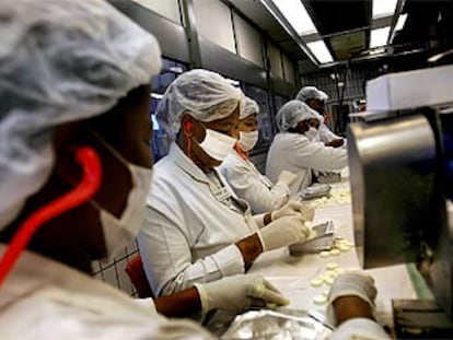 Elaboración de fármacos genéricos en un laboratorio de Port Elizabeth (Suráfrica).