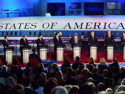 Pr&eacute;-candidatos republicanos no debate do dia 16. 