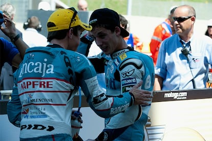 Nico Terol saluda a Pol Espargaró tras la carrera de 125cc, en la que junto a Marc Márquez han firmado el cuarto triplete del año