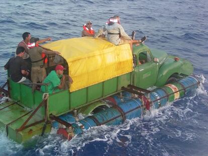 Una docena de cubanos inmigrantes tratan de cruzar el Estrecho de Florida utilizando un viejo camión Chevrolet de 1951, al que se le han acoplado varios bidones, a modo de balsa, intentó que resultó frustrado por las autoridades estadounidenses, el 16 de julio de 2003