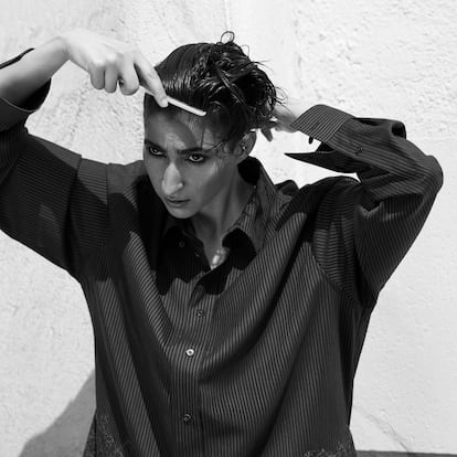9/07/2025 - Sesión de fotos con la actriz Alba Flores - ©Miguel Reveriego -----PIEFOTO----- “Quería dedicarme a algo artístico y cantar me acojonaba”, reconoce la actriz, que lleva camisa de Fendi Man.