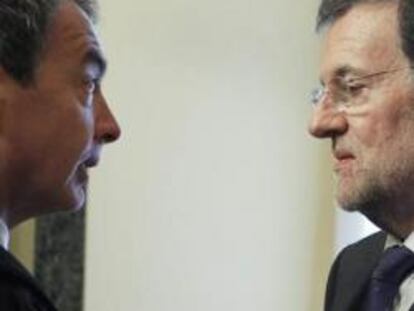 El presidente de Gobierno, Mariano Rajoy, con su predecesor en el cargo, José Luis Rodríguez Zapatero, en el Consejo de Estado.
