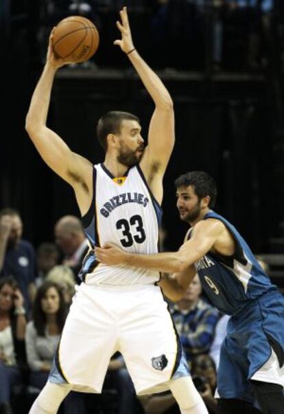 Marc Gasol sostiene el balón ante la marca de Ricky Rubio.