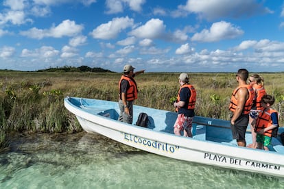 Un grupo de turistas pasea por la Reserva de la Biósfera de Sian Ka’an (Quintana Roo), en marzo de 2019.