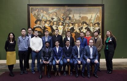 Los 14 participantes hoy en el museo Frans Hals de Haarlem (Holanda). Arriba, de izquierda a derecha: Yi Wei, Van Wely, Nepomniachi, Kariakin, Rapport, Carlsen, Aronián, Andreikin y So; sentados: Adhiban, Giri, Harikrishna, Wojtaszek y Eliánov