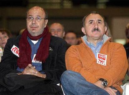 Joan Carles Gallego y Josep Maria Álvarez, ayer, en la asamblea conjunta de UGT y CC OO. <b>