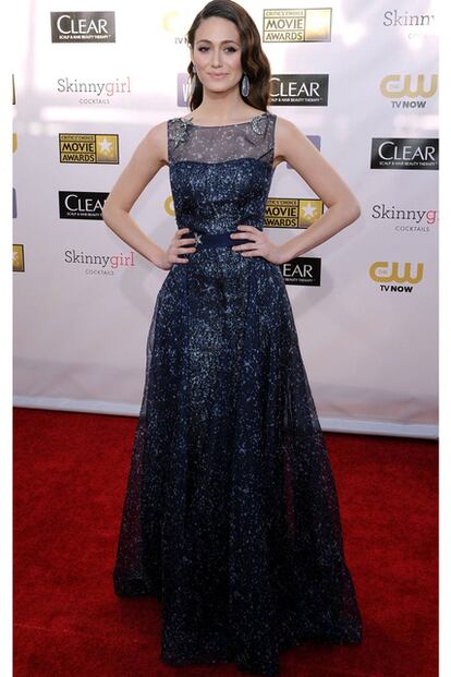 Uno de los diseños más originales de la alfombra roja de los Critics' Choice Awards fue esta pieza de Carolina Herrera. Emmy Rossum quiso reflejar la noche con su vestido.