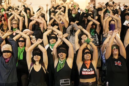 Un grupo de mujeres realizan la coreografía "un violador en tu camino" en una manifestación contra la violencia machista en Río de Janeiro (Brasil). "La culpa no fue mía, ni de dónde estaba, ni de cómo estaba vestida. Fuiste el violador, eres el violador", cantaban las protestantes. Un lema originado por el colectivo feminista chileno Las Tesis que se ha convertido en un mantra global para las mujeres.