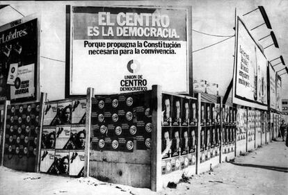 Vallas publicitarias y carteles en las calles de Madrid, con propaganda electoral de las Elecciones Legislativas.
