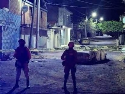 Policías resguardan la zona del atentado, en Guanajuato, este miércoles.