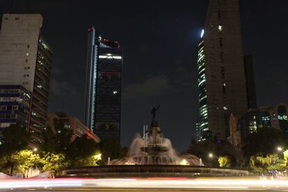 Fotografía de la escultura Diana Cazadora con las luces apagadas durante la Hora del Planeta frente al Ángel de la Independencia, en Ciudad de México (México).
