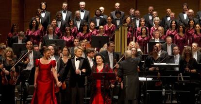 Montserrat Mart&iacute;, Nikolai Baskov, Montserrat Caball&eacute; y Jos&eacute; Collado (de espaldas), ayer al final del concierto en el Liceo. 