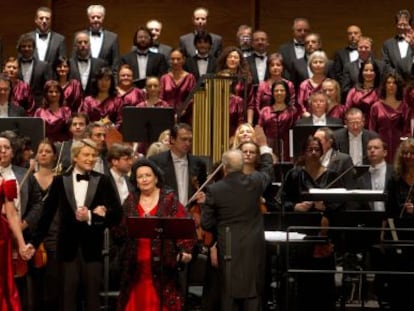 Montserrat Mart&iacute;, Nikolai Baskov, Montserrat Caball&eacute; y Jos&eacute; Collado (de espaldas), ayer al final del concierto en el Liceo. 