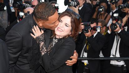 Así fue el momento tan cariñoso que nos regalaron Will Smith y la realizadora Agnès Jaoui en la alfombra roja. Compañeros de jurado y ahora, también amigos.