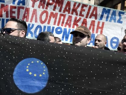 Una manifestaci&oacute;n en protesta contra la troika y los recortes que ha recorrido las calles de Atenas este mi&eacute;rcoles con motivo de la primera huelga general del a&ntilde;o.