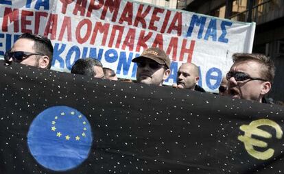 Una manifestaci&oacute;n en protesta contra la troika y los recortes que ha recorrido las calles de Atenas este mi&eacute;rcoles con motivo de la primera huelga general del a&ntilde;o.