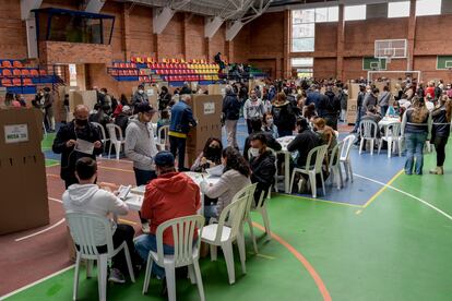 Jornada de votación en el colegio Hijas de Cristo Rey al norte de Bogotá, Colombia.