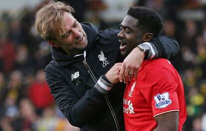 Jürgen Klopp se abraza con Kolo Toure.