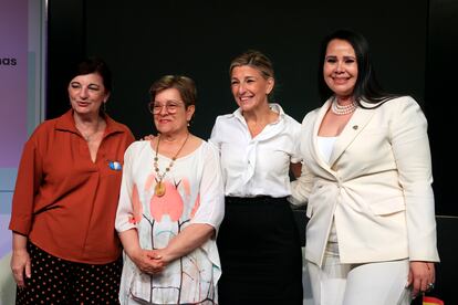 La vicepresidenta segunda, Yolanda Díaz (tercera por la izquierda), posa junto a sus homólogas (desde la izquierda) argentina, Raquel Kismer de Olmos; colombiana, Gloria Inés Ramírez Ríos, y hondureña, Sarahí Cerna, en un encuentro celebrado en Madrid.