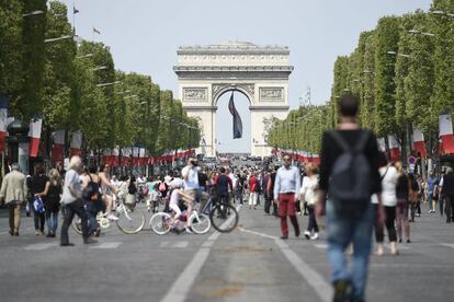 Multitud de personas ha acudido a pasear por la Avenida de los Campos Elíseos de Paris, cerrada al tráfico por un día.