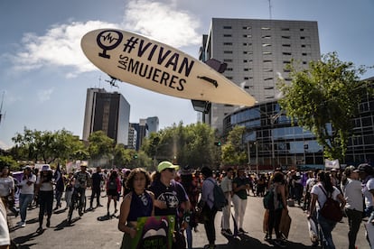 Mujeres marchan en Ciudad de México, el 8 de marzo de 2023.