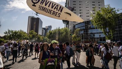 Mujeres marchan en Ciudad de México, el 8 de marzo de 2023.