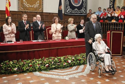 Ana María Matute recibe la ovación de los asistentes a la ceremonia del Cervantes