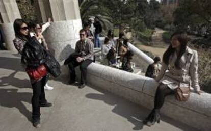 Imagen de dos turistas en el Parque Güell de Barcelona. EFE/Archivo