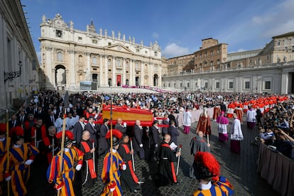 El féretro del papa Francisco llega a la basílica de San Pedro