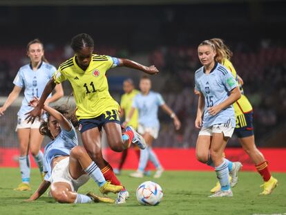 Linda Caicedo se lleva el balón ante Cristina Librán.