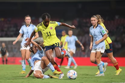 Linda Caicedo se lleva el balón ante Cristina Librán.