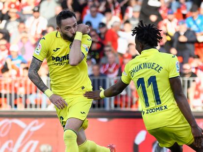 ALMERIA 04/03/2023.- El delantero del Villarreal José Luis Morales (i) celebra junto a su compañero Samu Chukwueze el segundo gol de su equipo durante el partido de LaLiga entre el Almería y el Villarreal, celebrado este sábado en Power Horse Stadium de Almería. EFE / Carlos Barba
