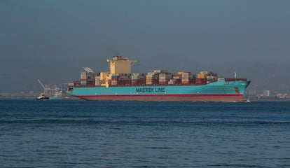Un buque portacontenedores en la bahía de San Francisco, California.