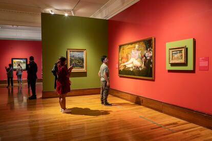 Visitantes en la exposición "Diálogos de vanguardia" de la Colección Pearlman en el Museo Nacional de Arte en la Ciudad de México, el 25 de septiembre del 2024.