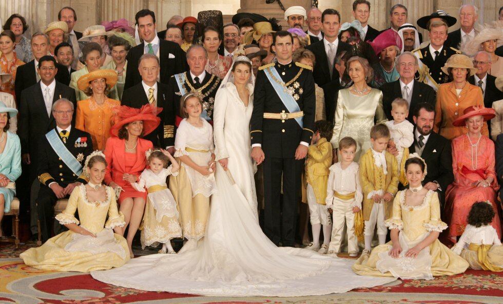 Don Felipe y doña Letizia, posan rodeados de sus familiares y de los representantes de las familias reales europeas en la tradicional foto de familia en la boda real, que se celebró en Madrid, en la catedral de La Almudena. Aunque el día amaneció lluvioso, Letizia brilló con su impresionante vestido de Pertegaz.