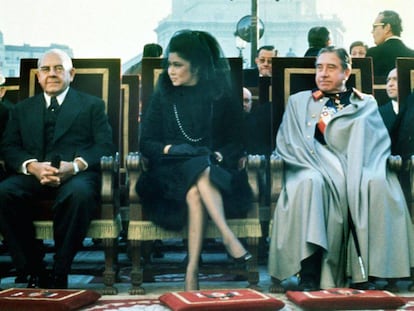 23 de noviembre de 1975. De izquierda a derecha, el vicepresidente dominicano, Rafael Gosico Morales, Imelda Marcos y Augusto Pinochet junto a su esposa participan del funeral de Franco.