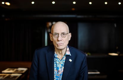 El escritor estadounidense James Ellroy posa en un restaurante del centro de Madrid.