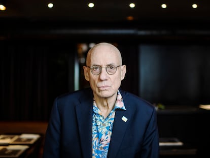 El escritor estadounidense James Ellroy posa en un restaurante del centro de Madrid.