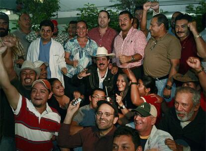 El presidente depuesto de Honduras, Manuel Zelaya, celebra el acuerdo con los representantes de Micheletti en la embajada de Brasil.