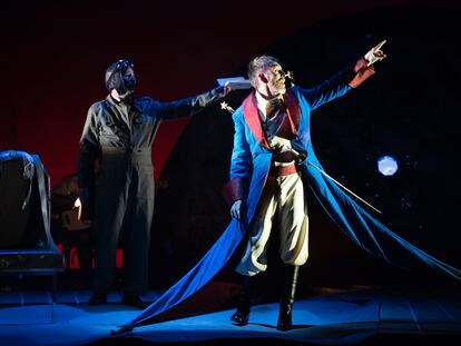 Javier Navares (izquierda) como Antoine Saint-Exupery y Shuarma como el Principito, en el musical que programa el teatro Cofidis Alcázar.